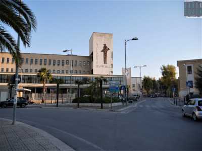 Imbocchiamo quindi quest�ultima strada. Sulla destra abbiamo il muro di cinta del Policlinico, gigantesco ospedale la cui edificazione cominci� nel lontano 1936. Sulla sinistra invece si erge l�altra storica struttura del Villaggio del Fanciullo